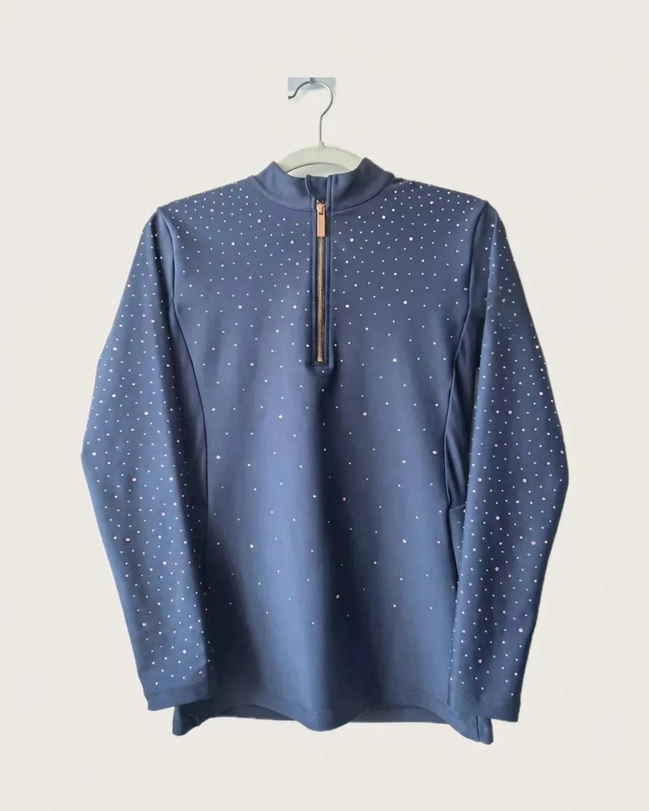 Langarm-Reitshirt in Navy mit Stehkragen, kurzem Reißverschluss und Strass, auf dem Bügel – KI-generierte Illustration