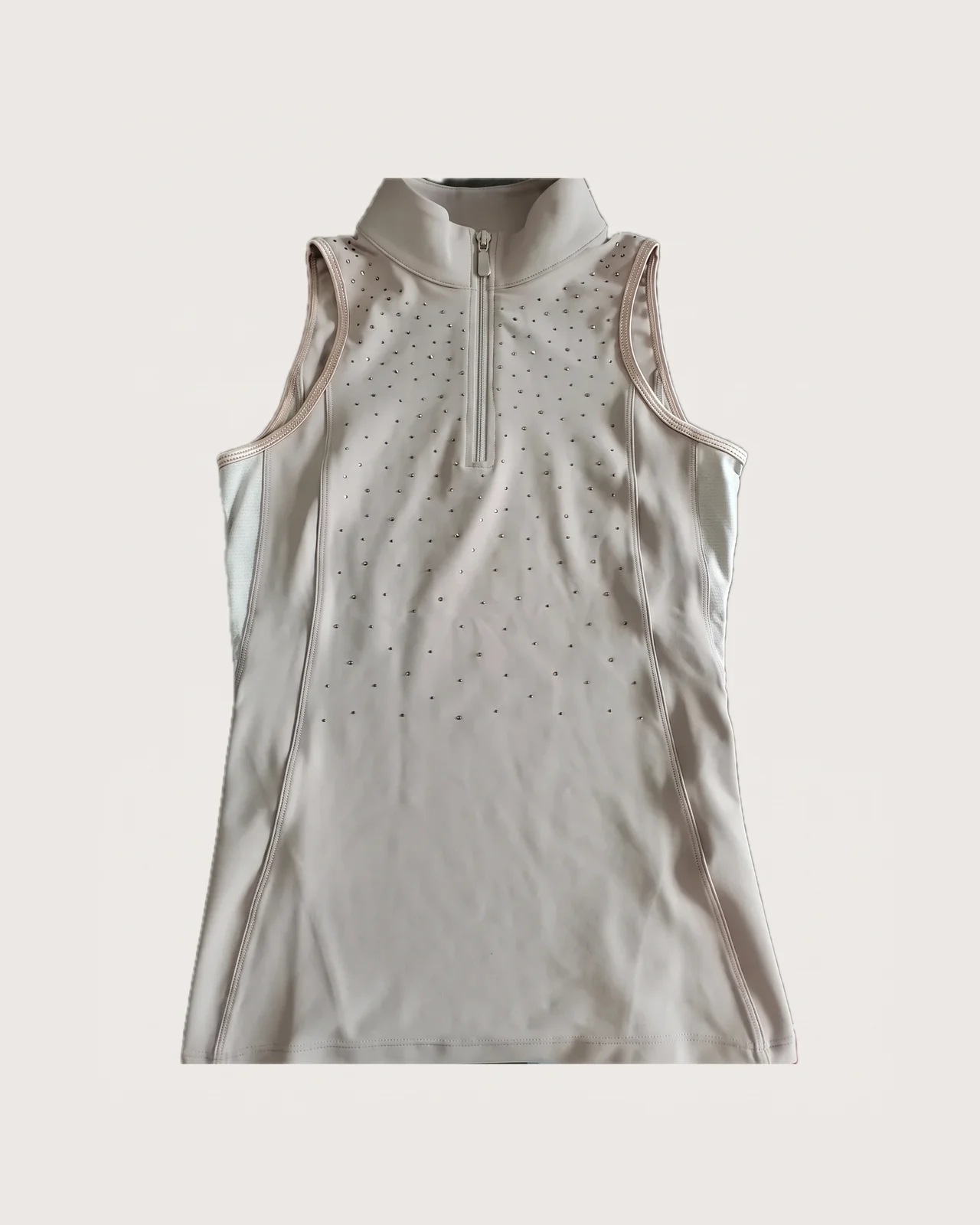 Ärmelloses hellbeiges Turniershirt mit Strass und Stehkragen – KI-generierte Illustration