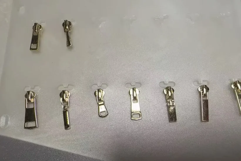 Zipper-Puller aus Metall in mehreren Ausführungen, nebeneinander aufgereiht