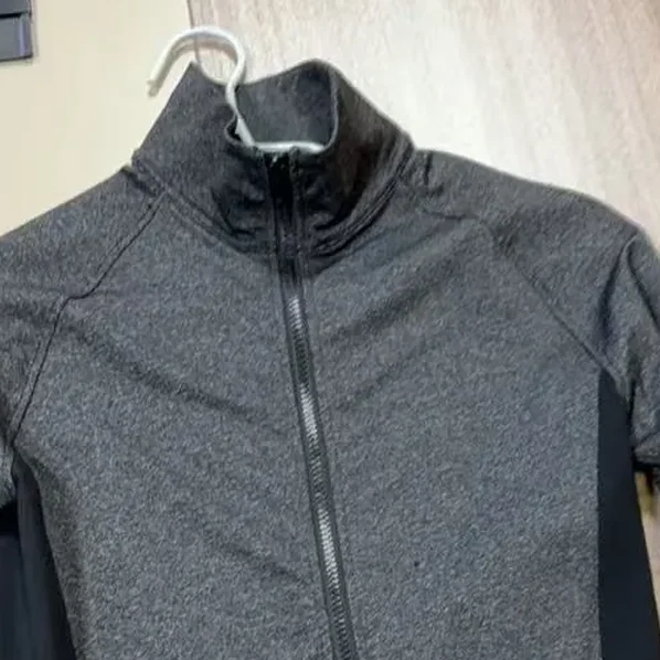 Graue Trainingsjacke, Stehkragen mit Reißverschluss