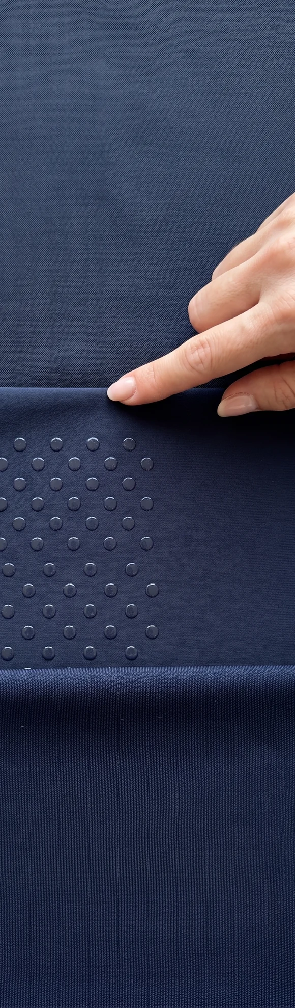 Drei Farbmuster in demselben Navy aneinandergelegt: Sakko-Stoff, Reithosen-Stoff mit Grip, Shirt-Stoff – KI-generierte Illustration