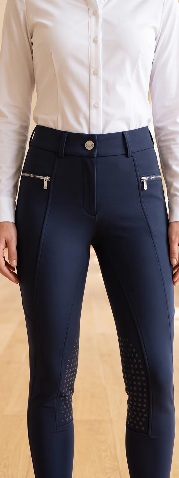 Navyblaue Reithose mit Kniegrip, getragen, mit Metallknopf am Bund – KI-generierte Illustration