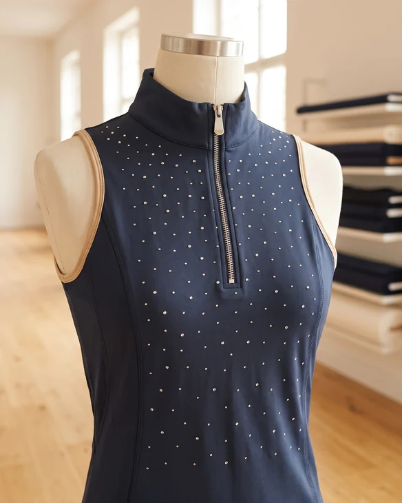 Strass-Applikation an einem ärmellosen Turniershirt – KI-generierte Illustration