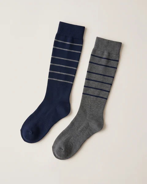 Knielange Reitsocken, flach liegend – KI-generierte Illustration