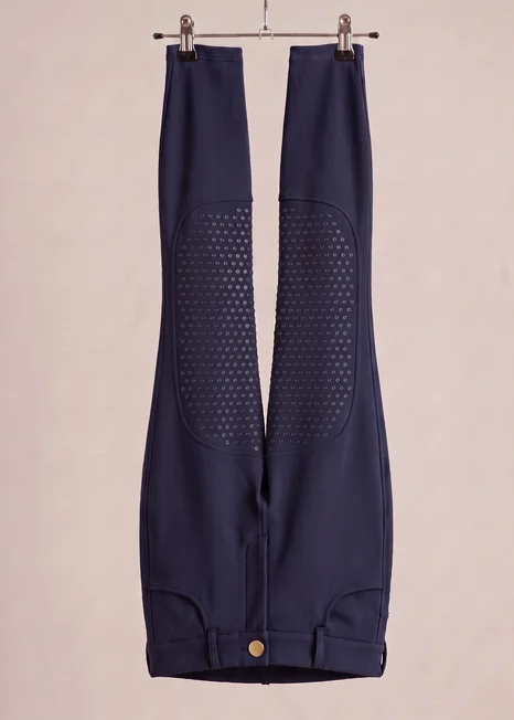 Muster einer Reithose in Navy mit Kniegrip am Klammerbügel – KI-generierte Illustration