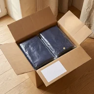 Karton mit zwei verpackten Reithosen derselben Ausführung – KI-generierte Illustration