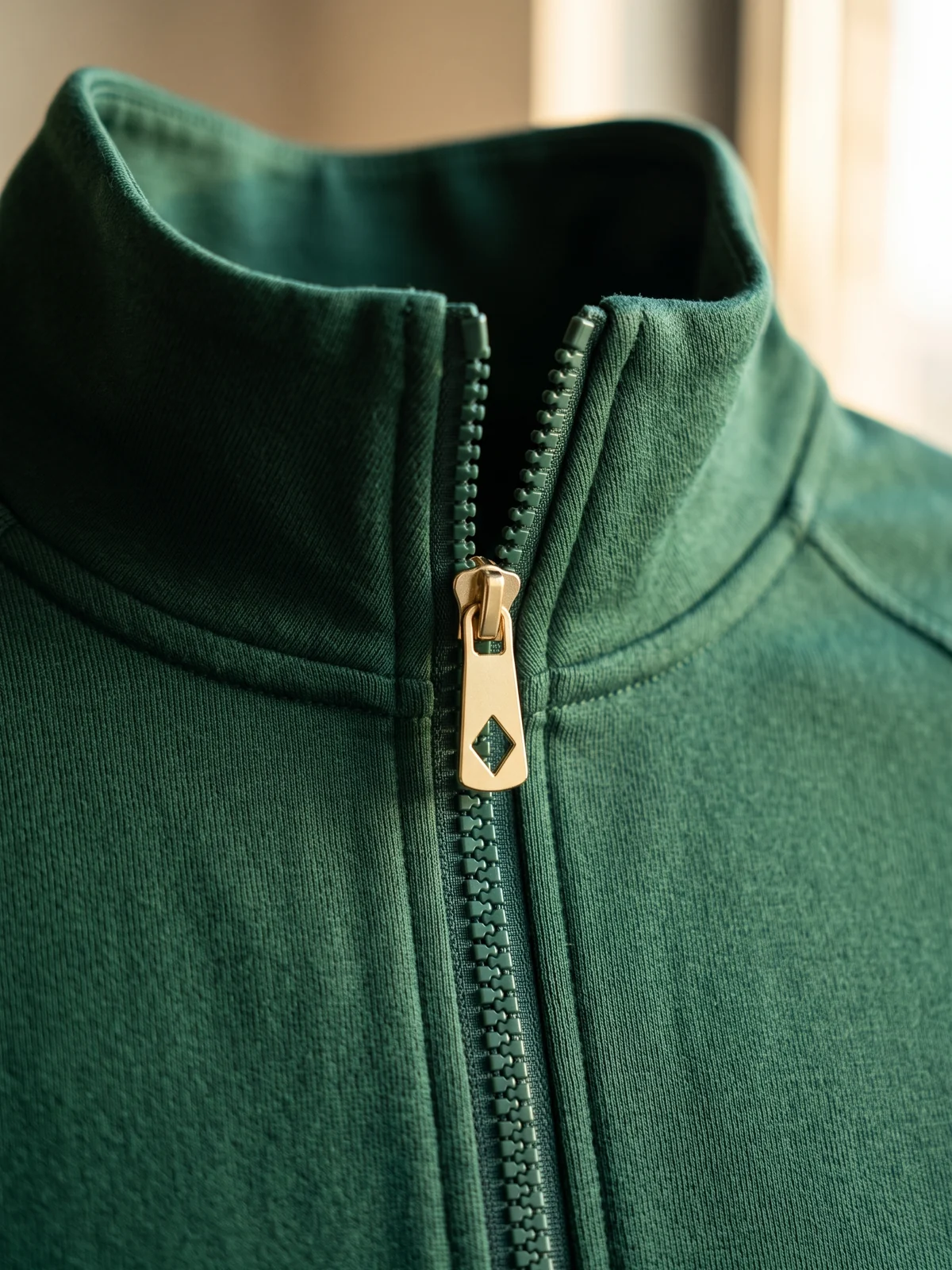 Zipper-Puller mit Logo an einer Trainingsjacke – KI-generierte Illustration