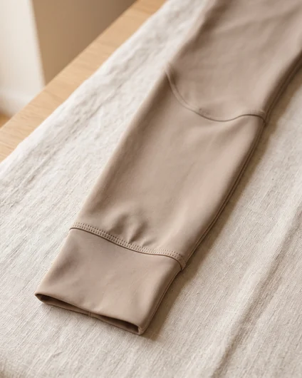 Elastischer Abschluss am Saum einer Reithose – KI-generierte Illustration
