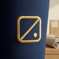 Logo-Stickerei mit Metallic-Garn am Oberschenkel – KI-generierte Illustration