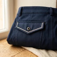 Strass als Verzierung an der Gesäßtasche einer Reithose – KI-generierte Illustration