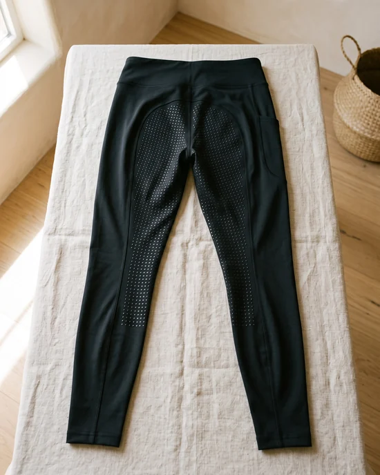 Reitleggings mit hohem Bund ohne Verschluss und Grip aus Silikonpunkten, flach gelegt – KI-generierte Illustration