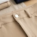 Knopfbund einer Reithose mit Gürtelschlaufe in Nahaufnahme – KI-generierte Illustration