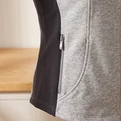 Dunkler Seiteneinsatz und Tasche an der Trainingsjacke in Grau meliert – KI-generierte Illustration