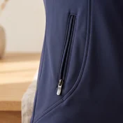 Reißverschlusstasche der Trainingsjacke mit hängendem Puller – KI-generierte Illustration