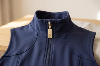Oberes Ende des Frontreißverschlusses einer Reitweste mit Zipper-Puller – KI-generierte Illustration