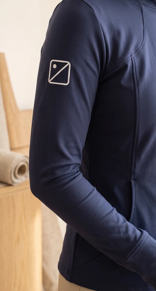 Gesticktes Logo am Oberarm einer Trainingsjacke in Navy – KI-generierte Illustration