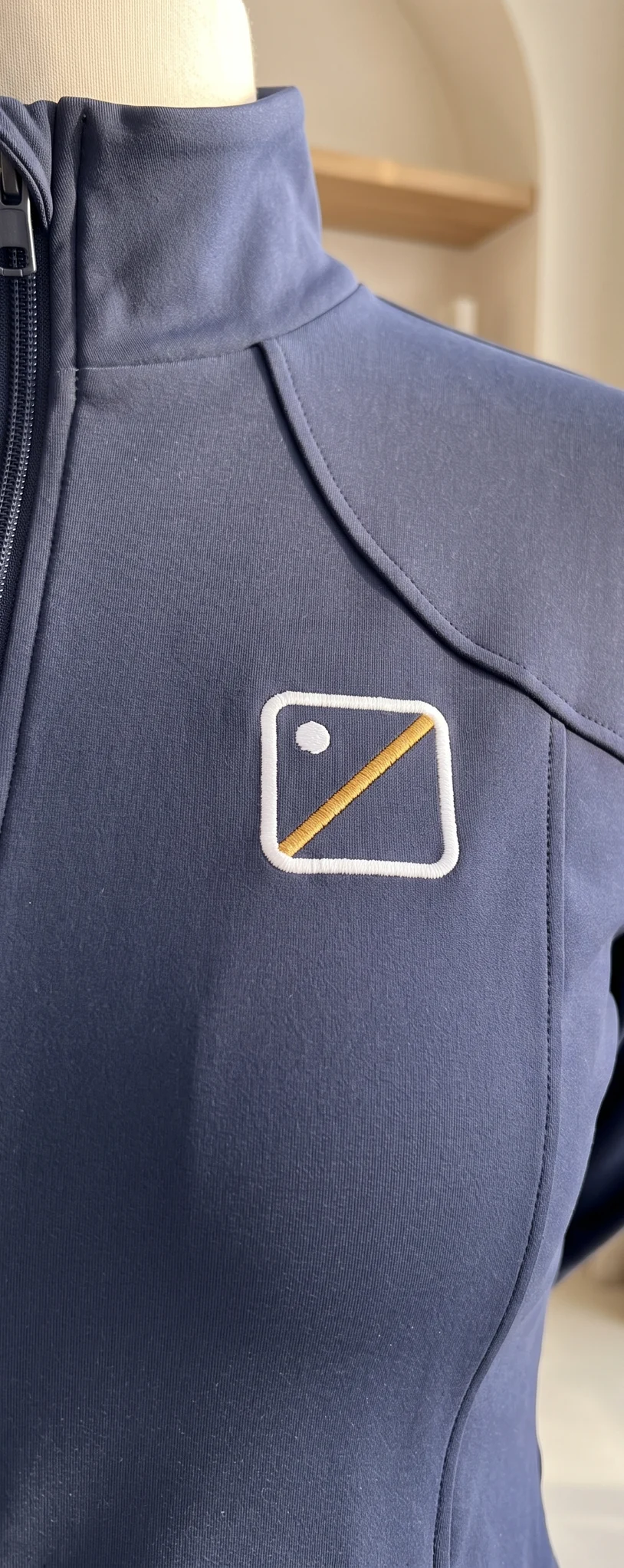 Stickerei auf der Brust einer Trainingsjacke in Navy, Nahaufnahme mit Metallic-Garn – KI-generierte Illustration