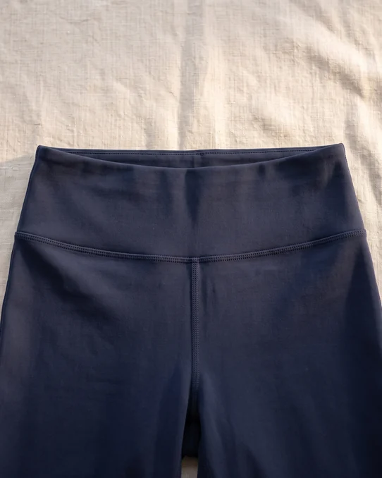 Hoher, breiter elastischer Bund einer Navy Reitleggings ohne Knopf und Schlaufen – KI-generierte Illustration