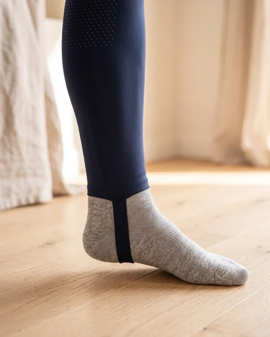 Saum einer Reitleggings mit schmalem Steg unter dem Fuß – KI-generierte Illustration