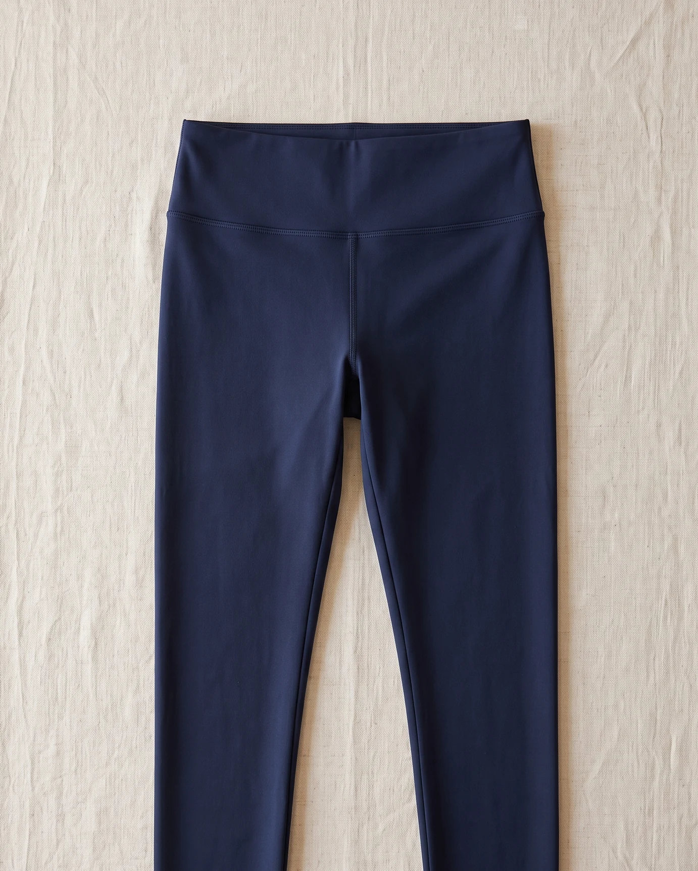 Navy Reitleggings flach liegend von oben: hoher Bund, Hüfte und Schritt – KI-generierte Illustration