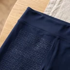 Grip-Motiv aus einem wiederholten abstrakten Zeichen – KI-generierte Illustration