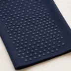 Neutrales Punktmuster im Silikon-Grip – KI-generierte Illustration