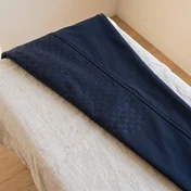 Grip-Motiv aus einem wiederholten abstrakten Zeichen im Kniebereich einer Reithose – KI-generierte Illustration
