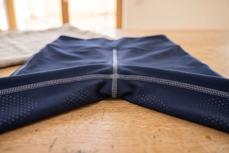 Gewendete Reitleggings: Nähte im Schritt in Nahaufnahme – KI-generierte Illustration