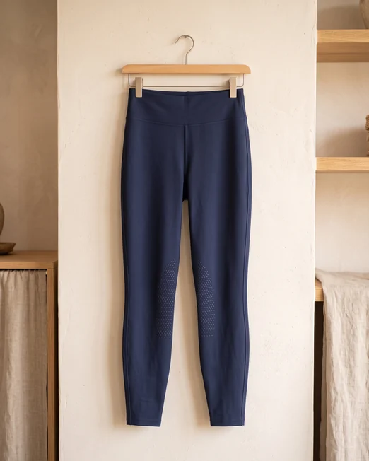 Navy Damen-Reitleggings mit hohem Bund und Kniegrip auf einem Holzbügel – KI-generierte Illustration