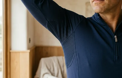 Mesh-Einsatz unter dem Arm des Baselayers – KI-generierte Illustration