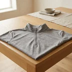 Getragenes graues Reitshirt als Referenzteil auf dem Tisch – KI-generierte Illustration
