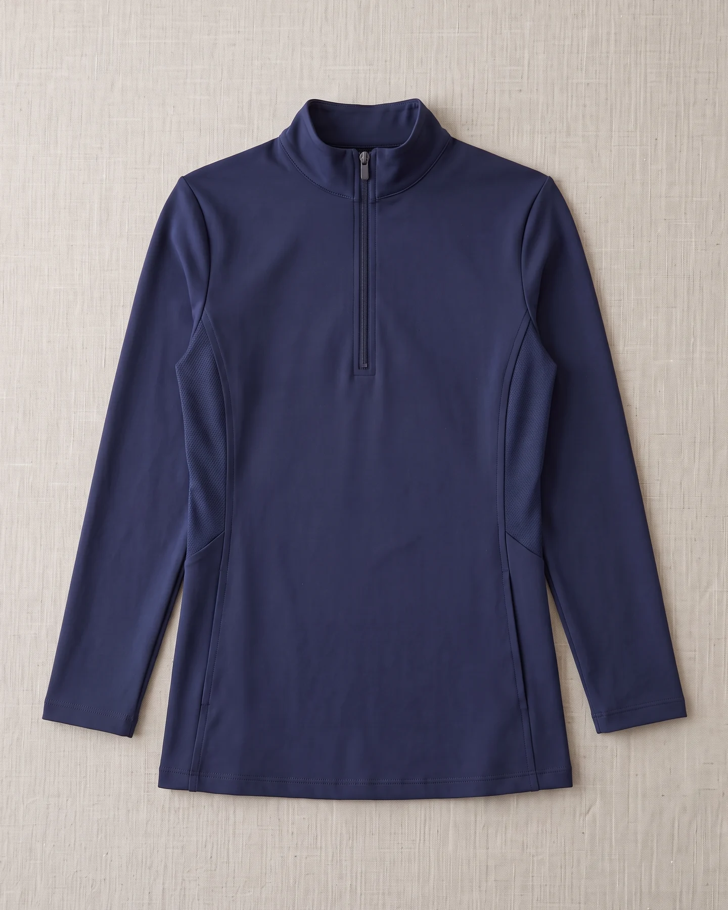 Neues Muster: Langarm-Reitshirt in Navy flach liegend, von oben – KI-generierte Illustration