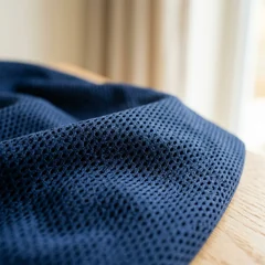 Mesh-Stoff in Navy, Nahaufnahme – KI-generierte Illustration