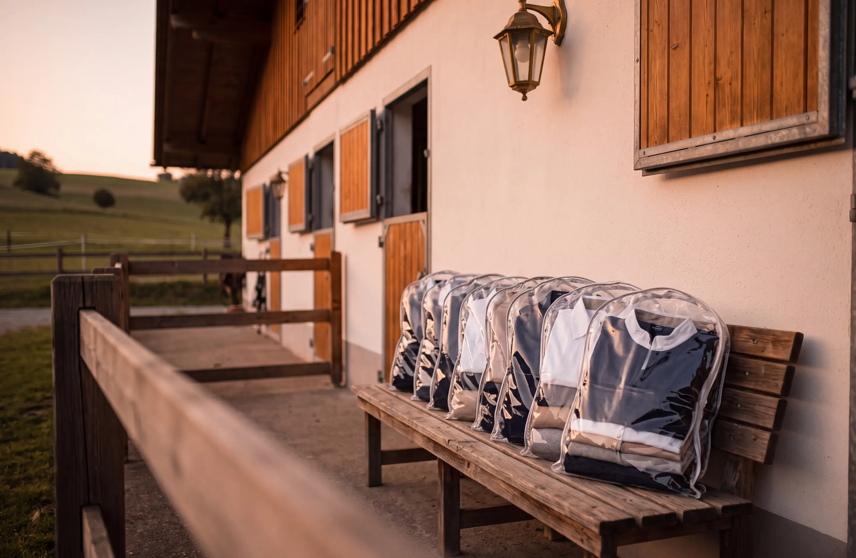 Vereinshof am Abend mit Bank und einzeln verpackten Beuteln – KI-generierte Illustration