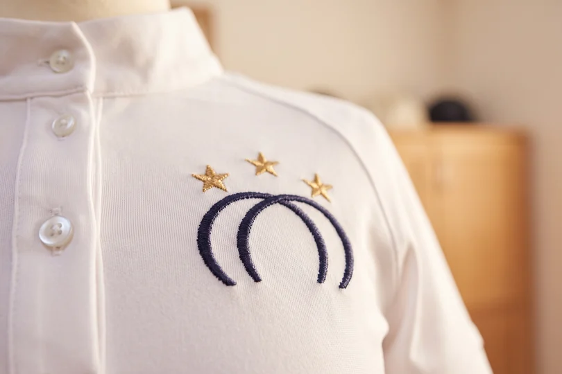 Gesticktes Vereinswappen auf einem Turniershirt in Nahaufnahme – KI-generierte Illustration