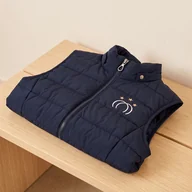 Reitweste in Navy mit gesticktem Vereinswappen und Zipper-Puller – KI-generierte Illustration