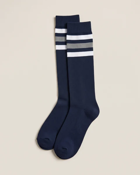 Knielange Reitsocken mit eingestrickten Farbfeldern – KI-generierte Illustration