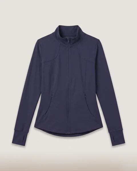 Trainingsjacke in Navy mit Stehkragen – KI-generierte Illustration