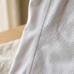 Seiteneinsatz aus Mesh an einem Turniershirt – KI-generierte Illustration