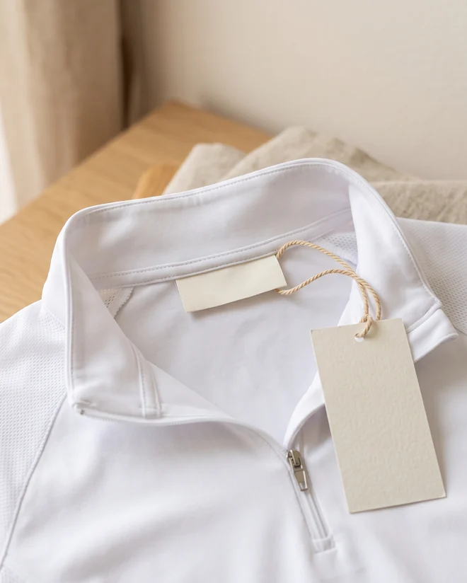Gewebtes Nackenetikett und Hangtag an einem Turniershirt, ohne Aufdruck – KI-generierte Illustration