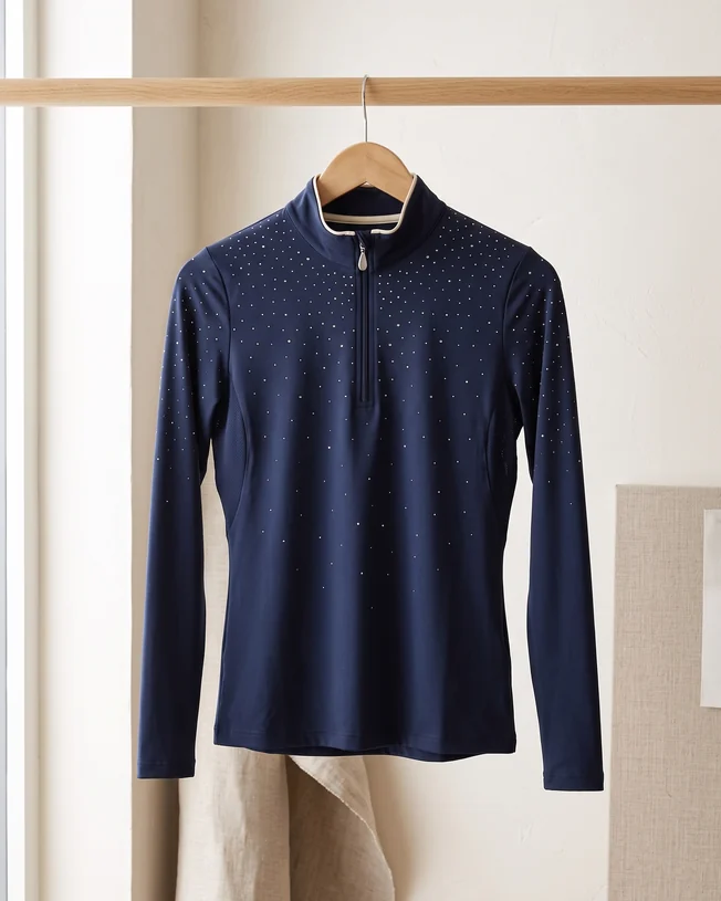 Turniershirt mit langem Arm in Navy mit Strass an Schultern und Brust auf einem Holzbügel – KI-generierte Illustration