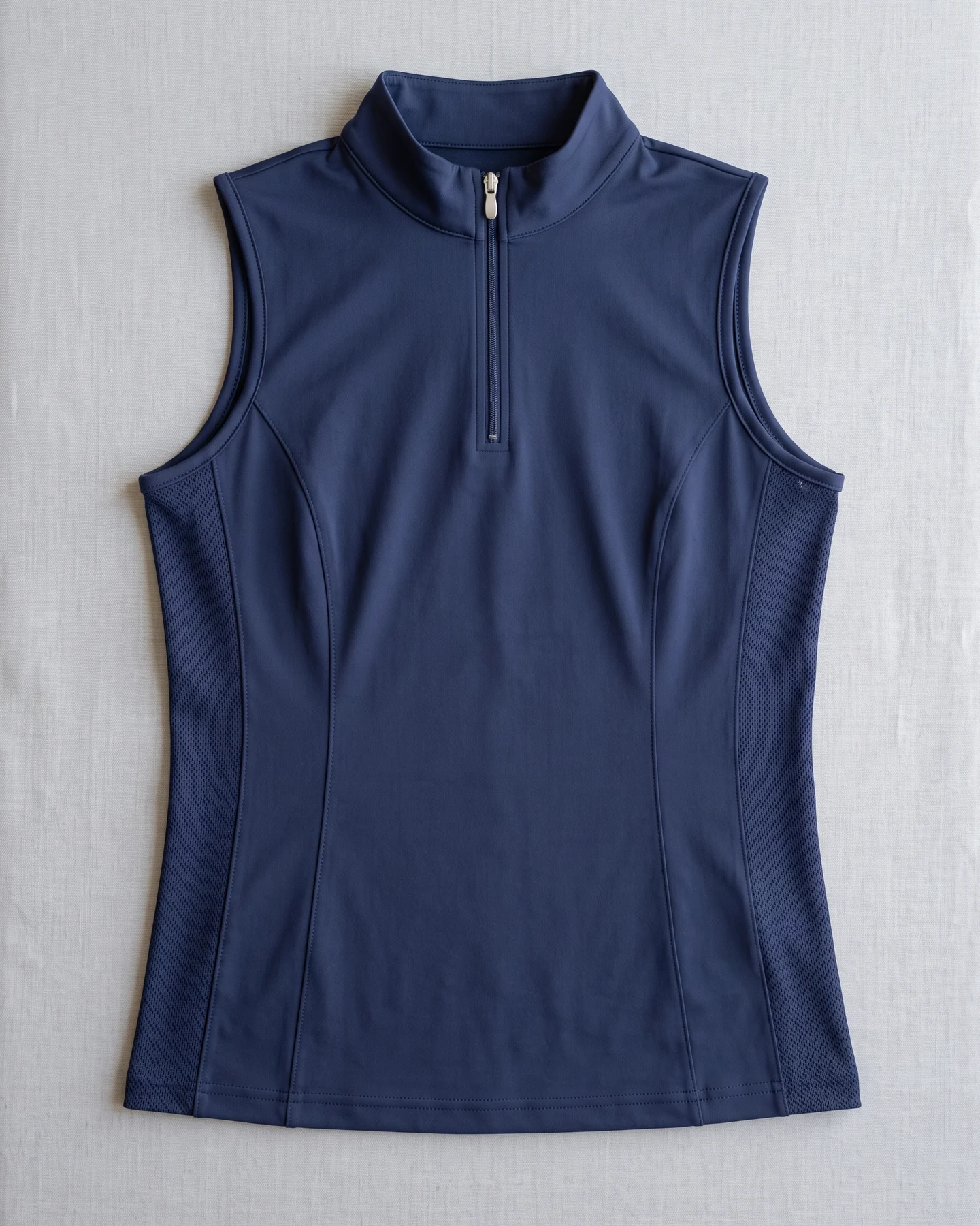 Ärmelloses Turniershirt in Navy ohne Strass flach auf einem hellgrauen Bügeltisch – KI-generierte Illustration