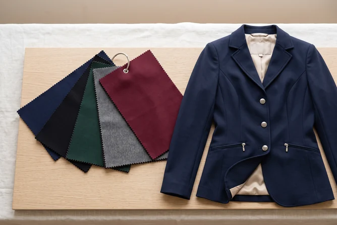Fächer aus Sakko-Stoffmustern in mehreren Farben neben einem Turniersakko in Navy – KI-generierte Illustration