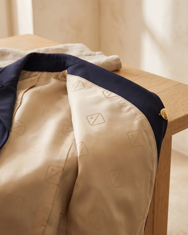 Futter mit kleinem wiederholtem Logo-Muster in einem geöffneten Turniersakko – KI-generierte Illustration