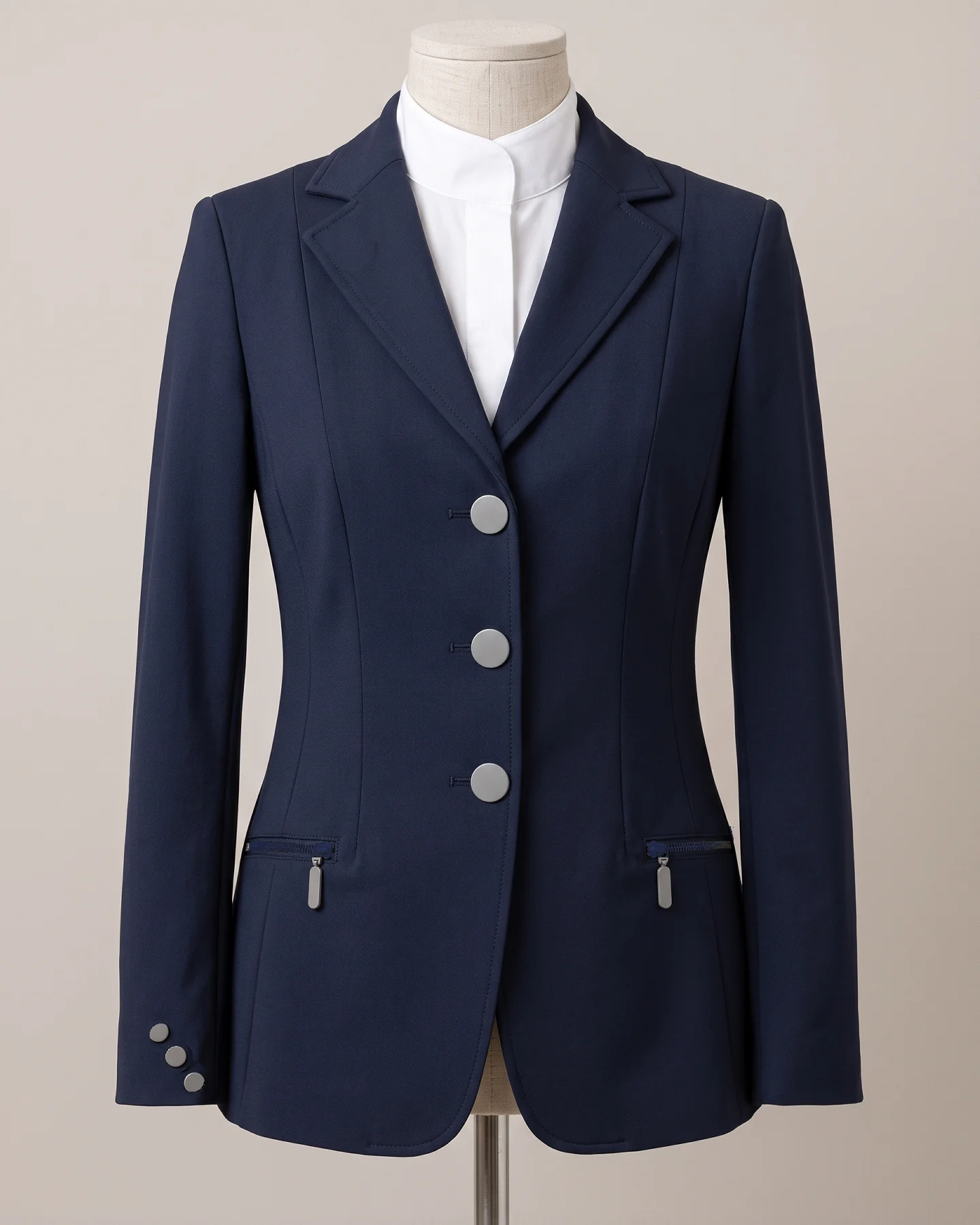 Turniersakko in Navy auf einer Schneiderbüste, Vorderansicht mit Knöpfen, Ärmelknöpfen, Emblem und Zipper-Pullern – KI-generierte Illustration