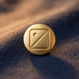 Metallknopf mit Logo-Prägung in Nahaufnahme – KI-generierte Illustration