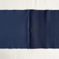 Zwei navyblaue Farbmuster nebeneinander, von oben – KI-generierte Illustration