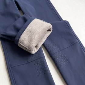 Kniegrip mit Punktmuster an einer Navy Winterreithose – KI-generierte Illustration