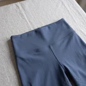Hoher elastischer Bund einer Navy Reitleggings ohne Verschluss – KI-generierte Illustration