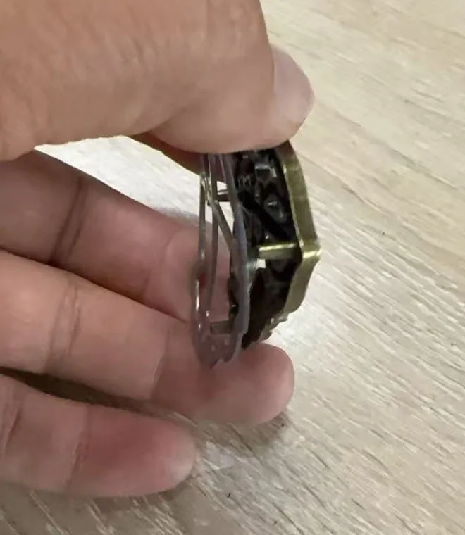 Metallemblem von der Seite mit Clip-Verschluss